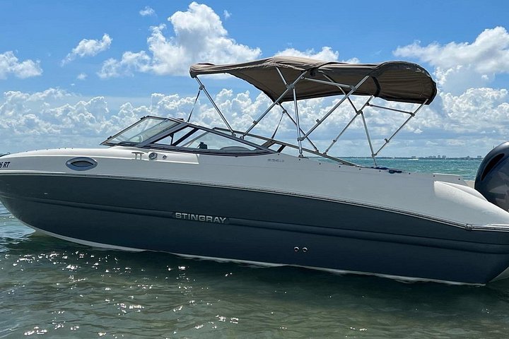 2-Hour Miami Private Boat Tour: Skyline & Star Island photo 2