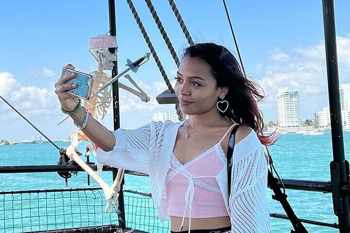 Miami Pirate Boat Tour: Skyline & Celebrity Homes photo 4