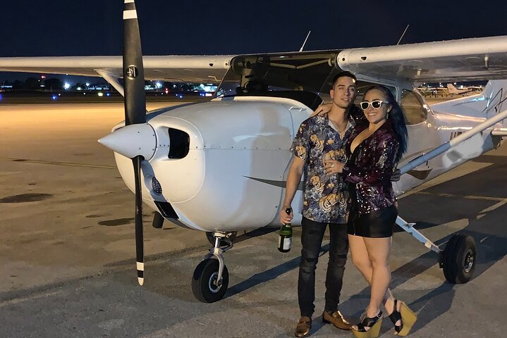 Private 60 Minute Romantic Air Tour with Champagne in Miami photo 3