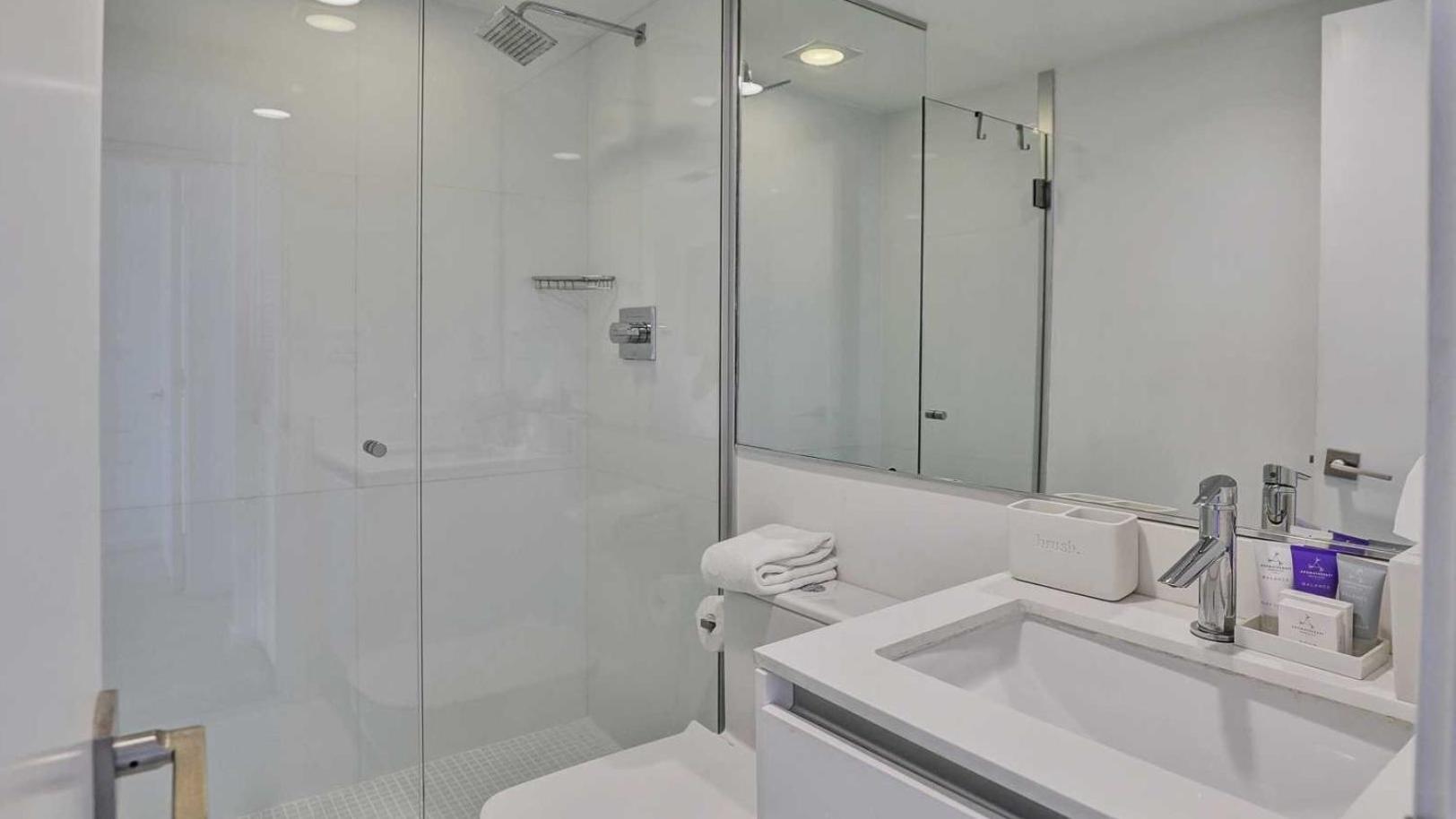Beach Haus Key Biscayne Contemporary Apartments photo 4