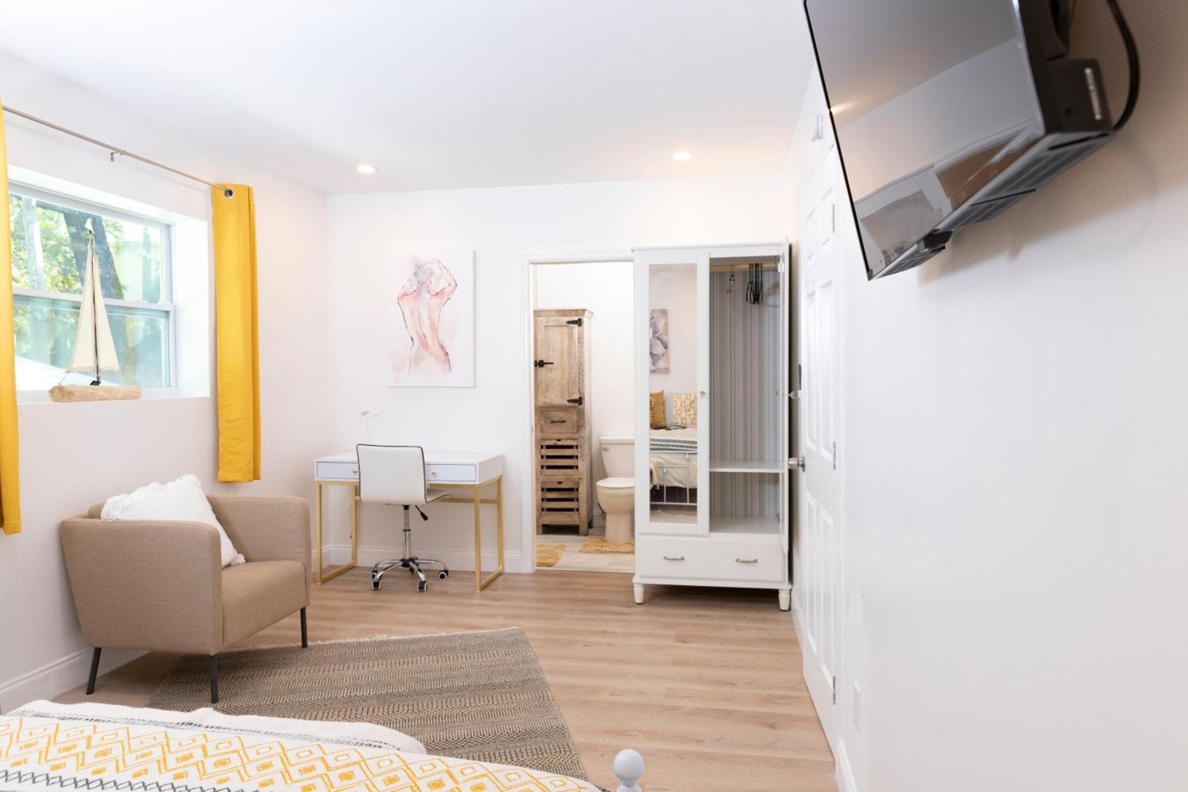 Beautiful Casita with King Bed and private patio Close to Calle 8, MIA Airport, Coral Gables photo 3
