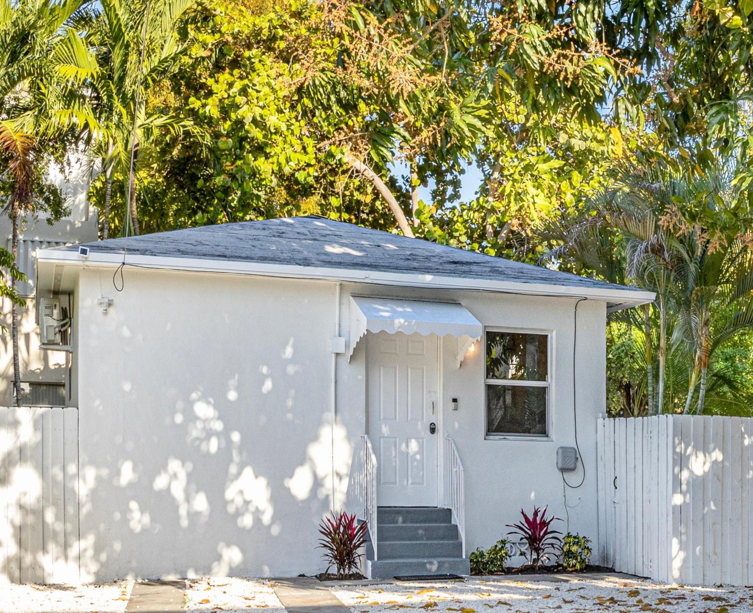 Beautiful Casita with King Bed and private patio Close to Calle 8, MIA Airport, Coral Gables