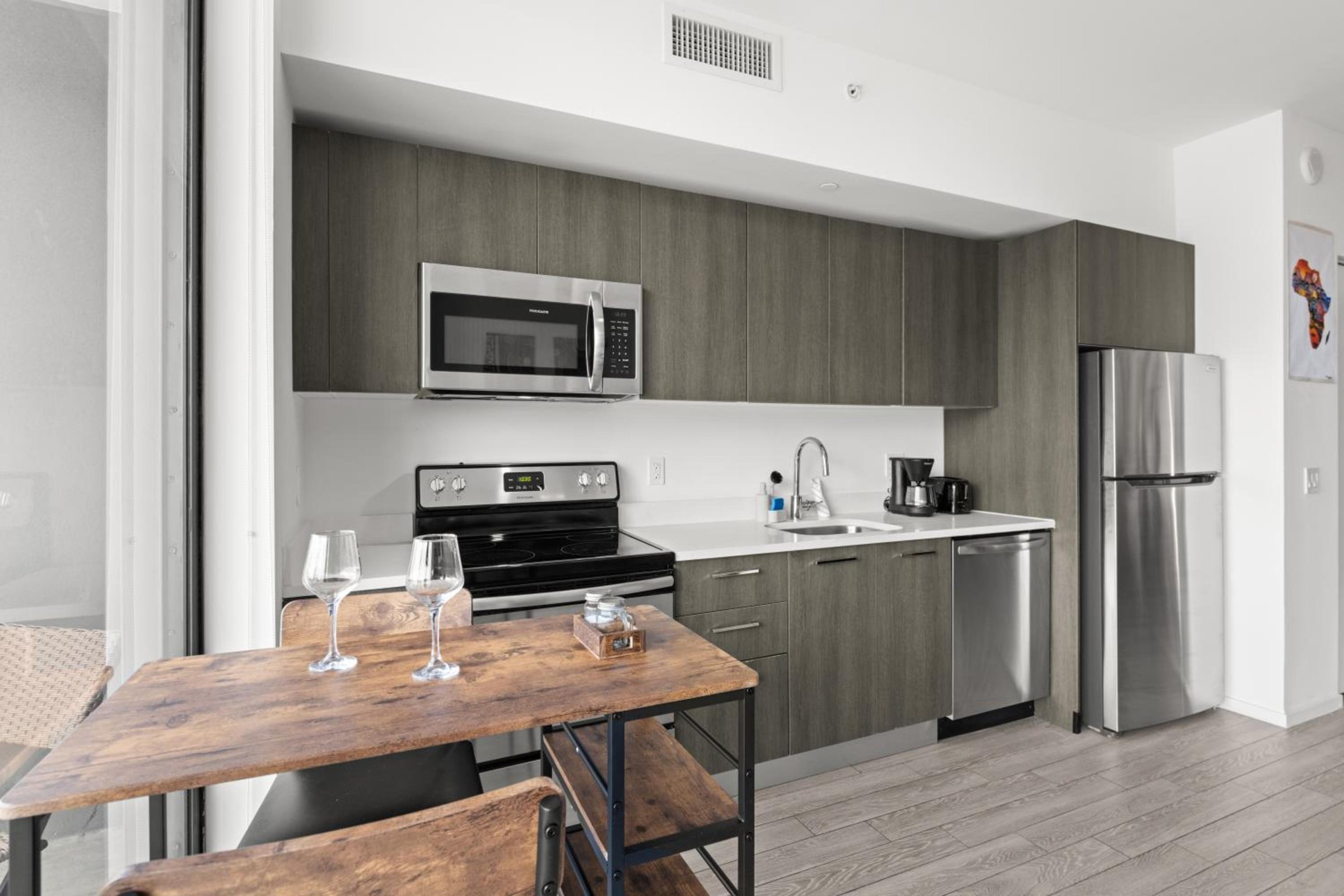 Breezy Stays Luxury Residences - near Kaseya Center photo 5