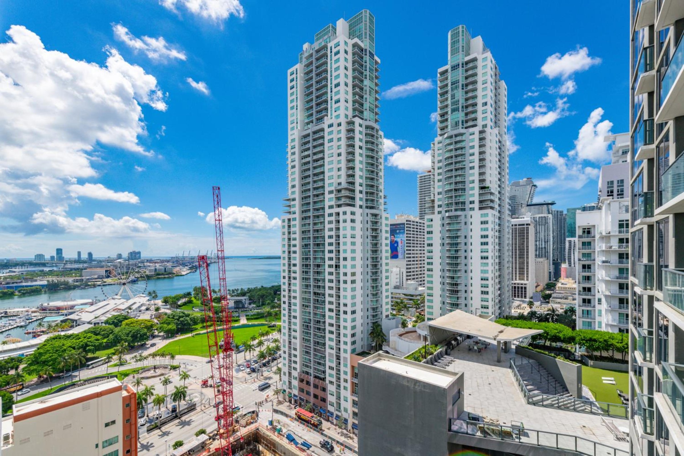 Breezy Stays Luxury Residences - near Kaseya Center