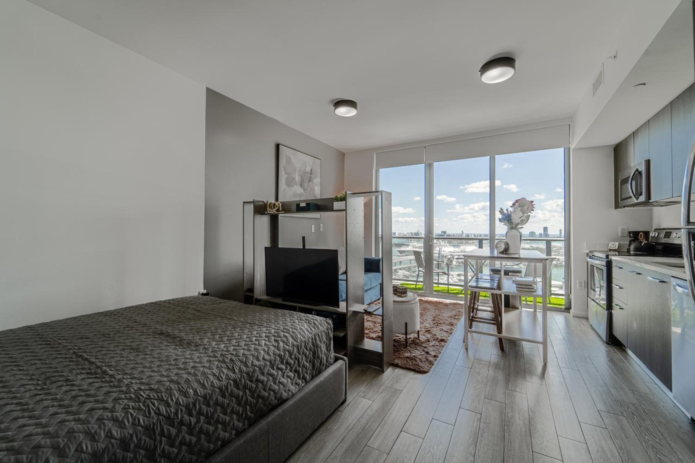 Devereaux Miami 2 Bedroom, 1 Bedroom, and Studio Condos with Balconies photo 2